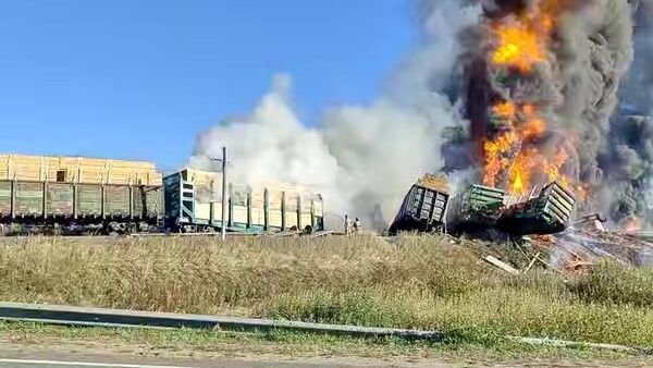 Поезд столкнулся  с грузовиком в Смоленской области - Sputnik Беларусь