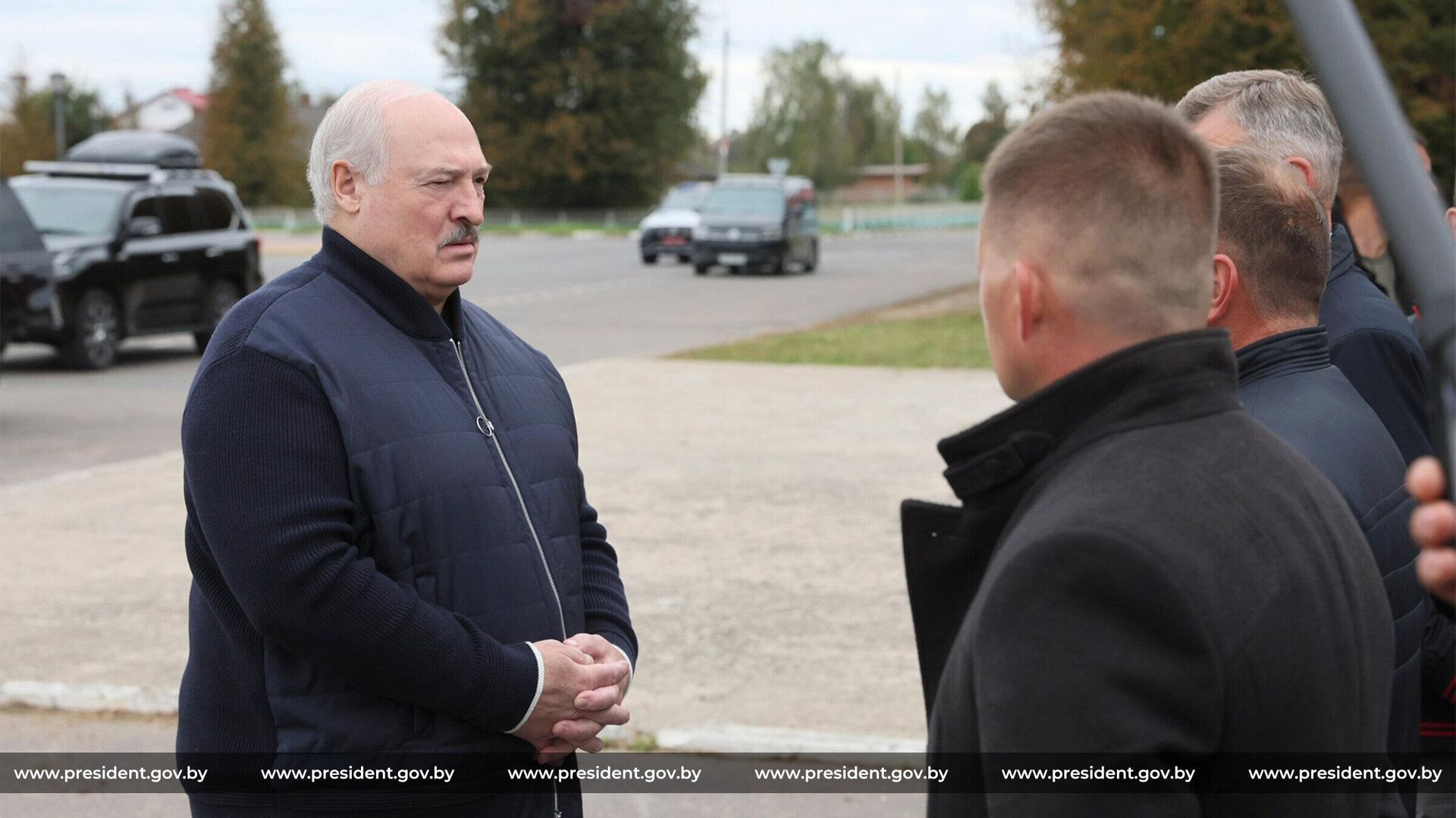 Лукашенко потребовал навести порядок в совхозе «Городец», где когда-то работал