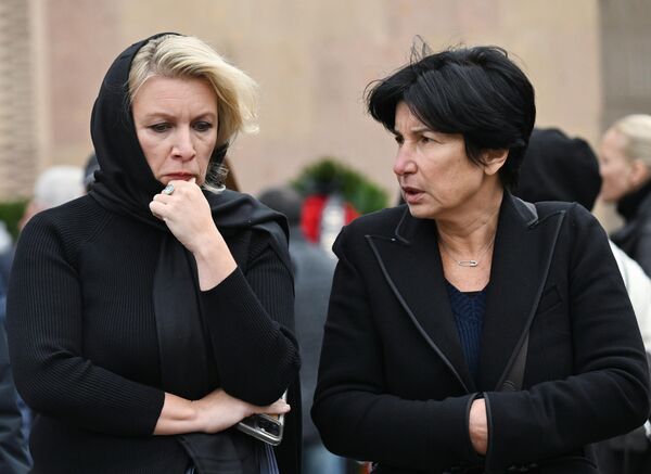 Официальный представитель МИД РФ Мария Захарова (слева) и Чрезвычайный и полномочный посол Российской Федерации в Республике Маврикий Ирада Зейналова. - Sputnik Беларусь