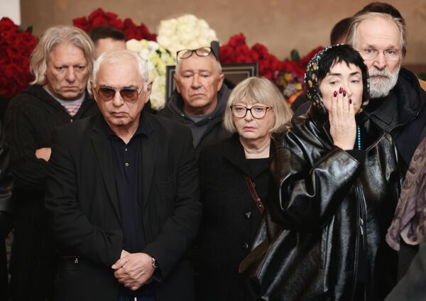 Режиссер, телеведущий Александр Олейников, генеральный директор киноконцерна &quot;Мосфильм&quot; Карен Шахназаров (слева направо), певица Лолита Милявская (справа на первом плане) и актер Федор Добронравов (справа на втором плане). - Sputnik Беларусь