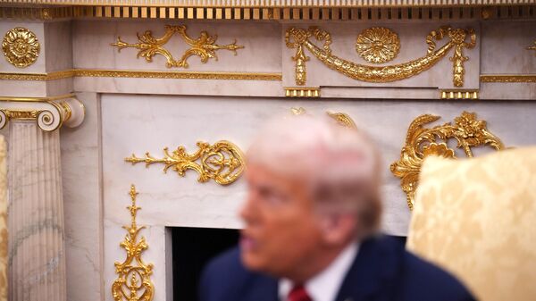 Позолоченный камин в Овальном кабинете - Sputnik Беларусь