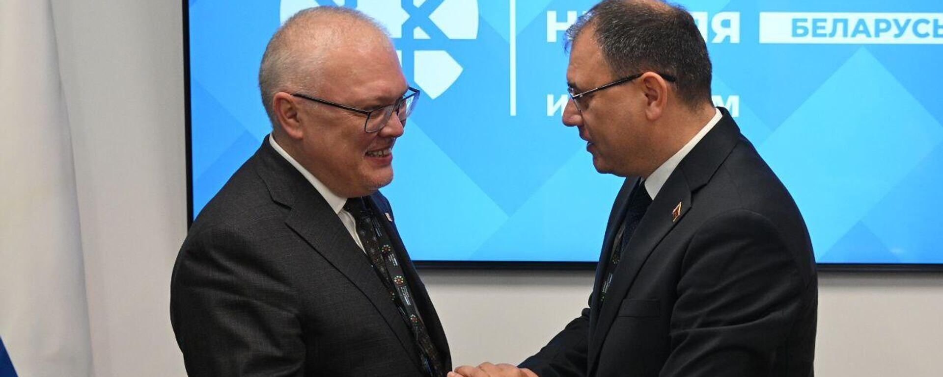 Губернатар Кіраўскай вобласці РФ Аляксандр Сакалоў і віцэ-прэм'ер Беларусі Віктар Каранкевіч - Sputnik Беларусь, 1920, 29.09.2025
