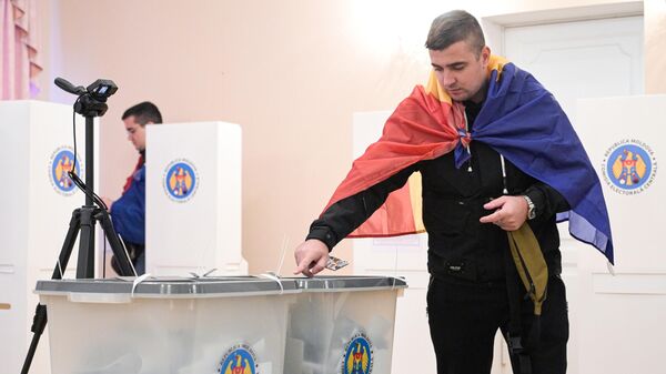 Мужчына галасуе на выбарчым участку ў пасольстве Рэспублікі Малдова ў Маскве на парламенцкіх выбарах - Sputnik Беларусь