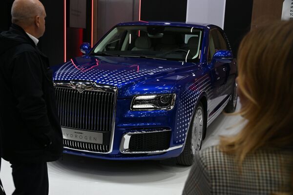 Адзін з самых прыкметных экспанатаў – вадародны Aurus Senat. Машына мае дарагі выгляд і можа разганяцца да сотні менш за 4 секунды. Аўтамабіль аснашчаны трыма электраматорамі, сілкаванне якім забяспечвае вадародны генератар. Пакуль гэта доследны ўзор, і серыйная вытворчасць у Расіі не плануецца, але без сумнення машына звер і выглядае вельмі крута! Адзін з самых прыкметных экспанатаў – вадародны Aurus Senat. Машына мае дарагі выгляд і можа разганяцца да сотні менш за 4 секунды. Аўтамабіль аснашчаны трыма электраматорамі, сілкаванне якім забяспечвае вадародны генератар. Пакуль гэта доследны ўзор, і серыйная вытворчасць у Расіі не плануецца, але без сумнення машына звер і выглядае вельмі крута! - Sputnik Беларусь