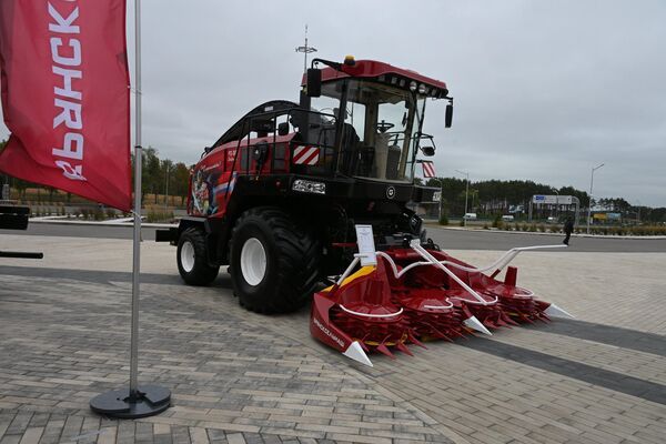 Кормаўборачны камбайн FS80 "Добрыня". Кормаўборачны камбайн FS80 "Добрыня". - Sputnik Беларусь