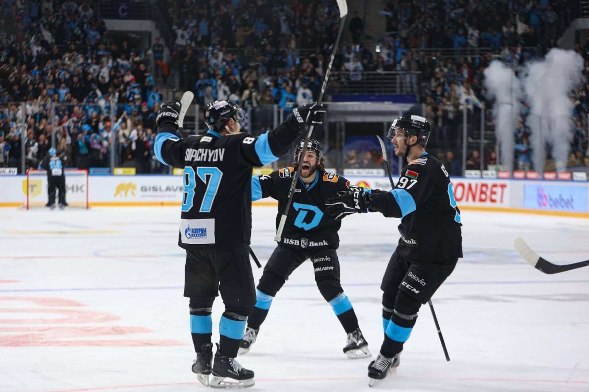 Хоккеисты минского Динамо Хоккеисты минского Динамо - Sputnik Беларусь, 1920, 30.10.2025