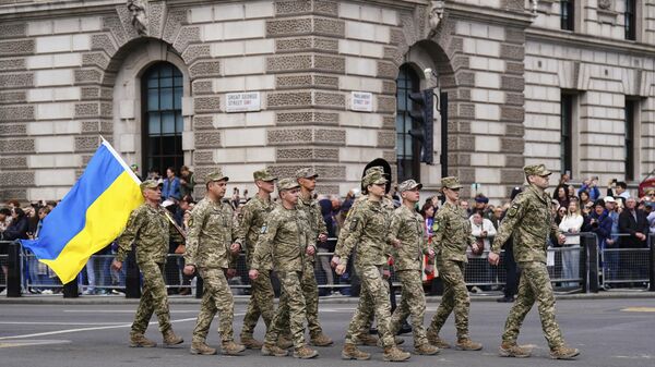Украинские военные маршируют мимо Парламентской площади во время парада в Лондоне, архивное фото - Sputnik Беларусь