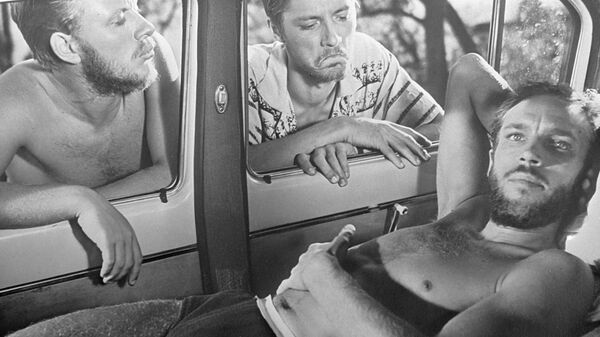 Артисты Андрей Миронов (слева), Геннадий Нилов (лежит справа) и Евгений Жариков (справа) в фильме режиссера Генриха Оганисяна Три плюс два. - Sputnik Беларусь