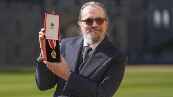 Гэри Олдман с рыцарским орденом - Sputnik Беларусь