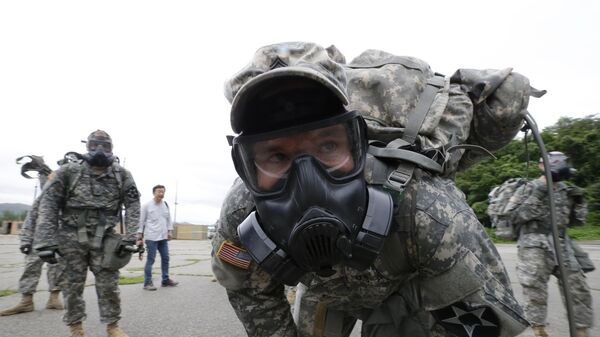 Солдат химического батальона США в противогазе - Sputnik Беларусь