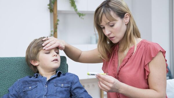 Мать измеряет температуру ребенка - Sputnik Беларусь