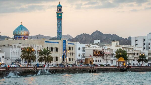 Набережная Матрах, горы и город на набережной в Маскате (Оман) - Sputnik Беларусь