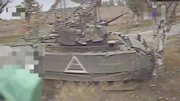 Украинский экипаж БМП Брэдли сбежал от российского FPV-дрона - Sputnik Беларусь