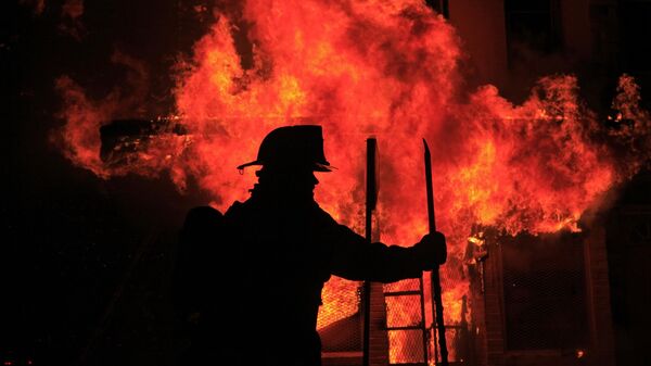 Сотрудник пожарной службы на ликвидации пожара - Sputnik Беларусь