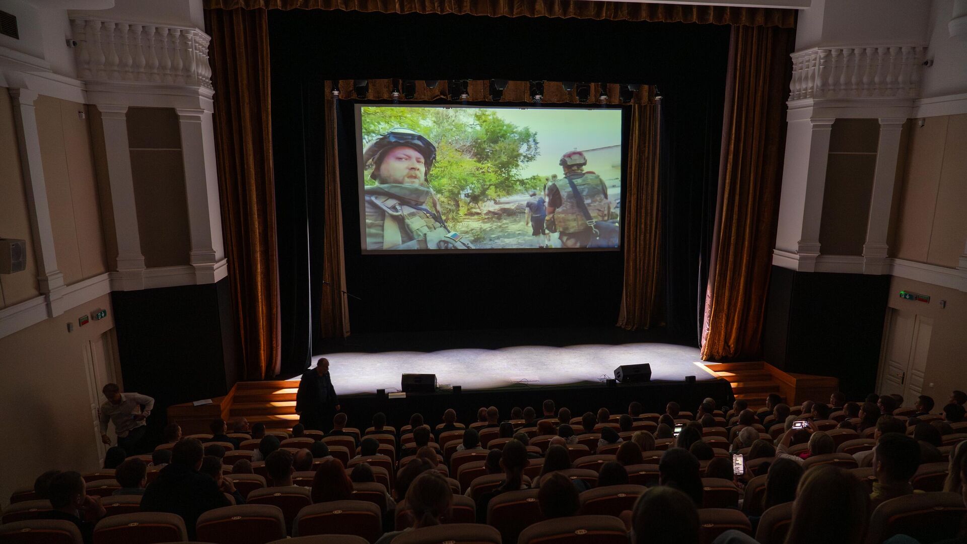 Фільм Парень с нашего двора: Журавлев упершыню паказалі ў Мінску Фільм Парень с нашего двора: Журавлев упершыню паказалі ў Мінску - Sputnik Беларусь, 1920, 04.10.2025