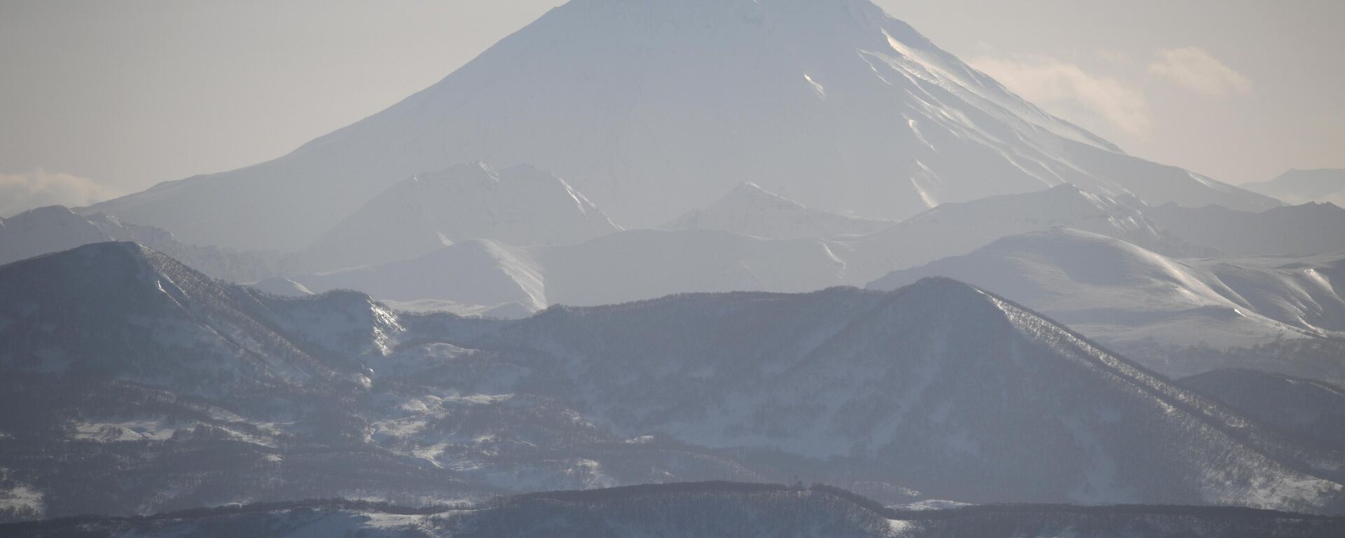 Вид на Вилючинский вулкан из Петропавловска–Камчатского - Sputnik Беларусь, 1920, 04.10.2025