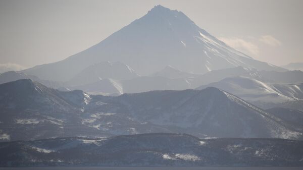Вид на Вилючинский вулкан из Петропавловска–Камчатского - Sputnik Беларусь