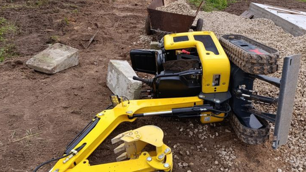 Мужчину придавило мини-экскаватором в Витебской области - Sputnik Беларусь