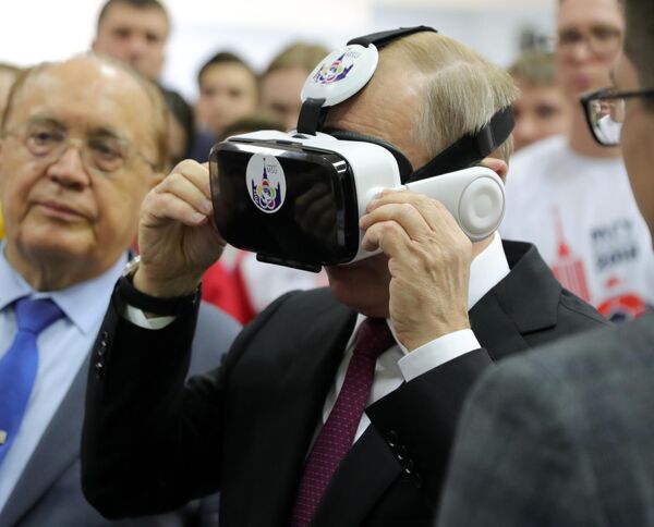 23 студзеня 2019 года. Прэзідэнт РФ Уладзімір Пуцін і рэктар Маскоўскага дзяржаўнага ўніверсітэта імя М. В. Ламаносава Віктар Садоўнічы (злева) падчас зносін са студэнтамі перад пасяджэннем папячыцельскага савета МДУ імя М.В. Ламаносава. 23 студзеня 2019 года. Прэзідэнт РФ Уладзімір Пуцін і рэктар Маскоўскага дзяржаўнага ўніверсітэта імя М. В. Ламаносава Віктар Садоўнічы (злева) падчас зносін са студэнтамі перад пасяджэннем папячыцельскага савета МДУ імя М.В. Ламаносава. - Sputnik Беларусь