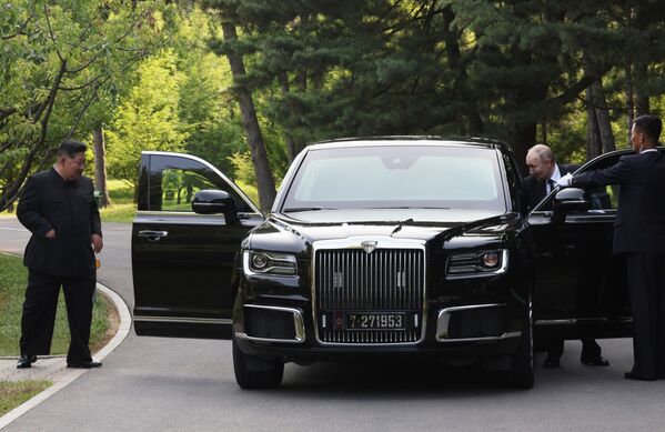 19 чэрвеня 2024 года. Прэзідэнт РФ Уладзімір Пуцін і старшыня дзяржаўных спраў Карэйскай Народна-Дэмакратычнай Рэспублікі Кім Чэн Ын (злева) падчас сустрэчы ў Пхеньяне. 19 чэрвеня 2024 года. Прэзідэнт РФ Уладзімір Пуцін і старшыня дзяржаўных спраў Карэйскай Народна-Дэмакратычнай Рэспублікі Кім Чэн Ын (злева) падчас сустрэчы ў Пхеньяне. - Sputnik Беларусь
