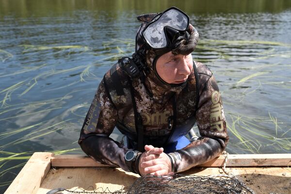 Кароткатэрміновы водпуск з 1 па 3 жніўня 2017 года. Прэзідэнт РФ Уладзімір Пуцін падчас падводнага палявання ў гідракасцюме на каскадзе горных азёр у Рэспубліцы Тува. Кароткатэрміновы водпуск з 1 па 3 жніўня 2017 года. Прэзідэнт РФ Уладзімір Пуцін падчас падводнага палявання ў гідракасцюме на каскадзе горных азёр у Рэспубліцы Тува. - Sputnik Беларусь