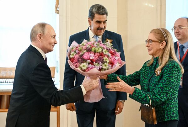 8 мая 2025 года. Прэзідэнт РФ Уладзімір Пуцін уручае кветкі жонцы прэзідэнта Венесуэлы Сіліі Флорэс. Прэзідэнт Венесуэлы Нікалас Мадура (у цэнтры) прыбыў з жонкай у Крэмль на святочны канцэрт для кіраўнікоў замежных дэлегацый, запрошаных на ўрачыстасці з нагоды святкавання 80-годдзя Перамогі ў ВАВ. 8 мая 2025 года. Прэзідэнт РФ Уладзімір Пуцін уручае кветкі жонцы прэзідэнта Венесуэлы Сіліі Флорэс. Прэзідэнт Венесуэлы Нікалас Мадура (у цэнтры) прыбыў з жонкай у Крэмль на святочны канцэрт для кіраўнікоў замежных дэлегацый, запрошаных на ўрачыстасці з нагоды святкавання 80-годдзя Перамогі ў ВАВ. - Sputnik Беларусь
