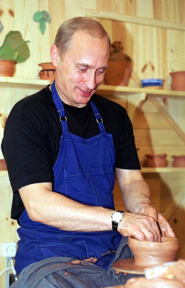 У 2001 годзе прэзідэнт РФ Уладзімір Пуцін у перыяд кароткачасовага водпуску паспеў здзейсніць паездку па Ленінградскай вобласці. Кіраўнік дзяржавы наведаў вёску Верхнія Мандрогі Падпарожскага раёна, дзе размешчаны рускі культурна-этнаграфічны цэнтр. Уладзімір Пуцін агледзеў музей народных промыслаў і азнаёміўся з работай майстроў традыцыйных нацыянальных рамёстваў. У 2001 годзе прэзідэнт РФ Уладзімір Пуцін у перыяд кароткачасовага водпуску паспеў здзейсніць паездку па Ленінградскай вобласці. Кіраўнік дзяржавы наведаў вёску Верхнія Мандрогі Падпарожскага раёна, дзе размешчаны рускі культурна-этнаграфічны цэнтр. Уладзімір Пуцін агледзеў музей народных промыслаў і азнаёміўся з работай майстроў традыцыйных нацыянальных рамёстваў. - Sputnik Беларусь