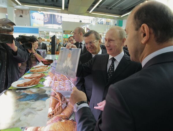 1 кастрычніка 2010 года. Старшыня ўрада РФ Уладзімір Пуцін (другі справа) наведаў штогадовую аграпрамысловую выставу "Золотая осень" на тэрыторыі Усерасійскага выставачнага цэнтра. Трэці справа – першы намеснік старшыні ўрада РФ Віктар Зубкоў. 1 кастрычніка 2010 года. Старшыня ўрада РФ Уладзімір Пуцін (другі справа) наведаў штогадовую аграпрамысловую выставу "Золотая осень" на тэрыторыі Усерасійскага выставачнага цэнтра. Трэці справа – першы намеснік старшыні ўрада РФ Віктар Зубкоў. - Sputnik Беларусь