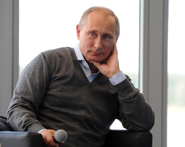 29 жніўня 2014 года. Прэзідэнт Расіі Уладзімір Пуцін у час размовы з удзельнікамі 10-га ўсерасійскага маладзёжнага форуму "Селигер 2014" у Цвярской вобласці. 29 жніўня 2014 года. Прэзідэнт Расіі Уладзімір Пуцін у час размовы з удзельнікамі 10-га ўсерасійскага маладзёжнага форуму "Селигер 2014" у Цвярской вобласці. - Sputnik Беларусь