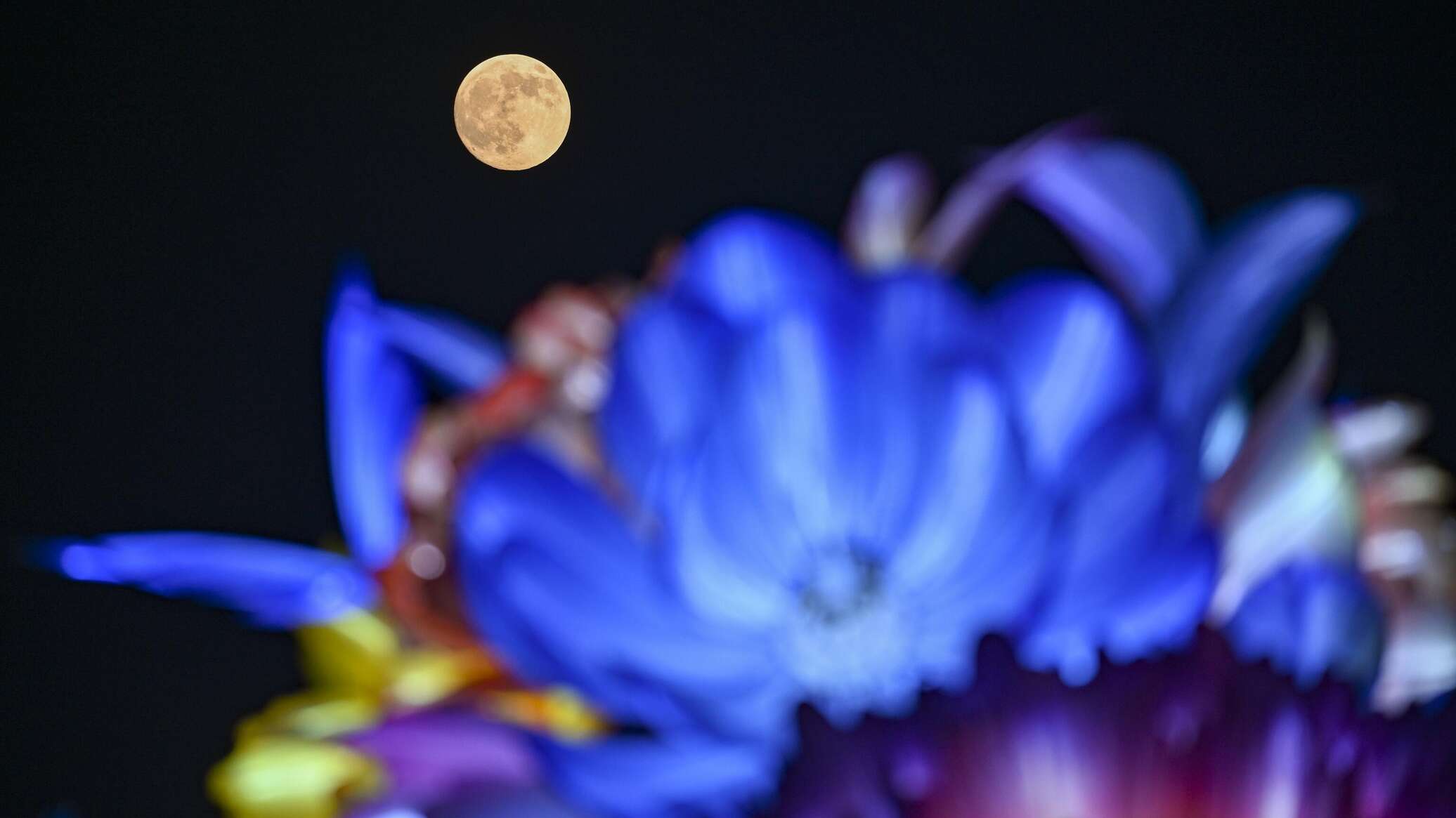 От Пекина до Лондона: первое осеннее суперлуние украсило ночное небо От Пекина до Лондона: первое осеннее суперлуние украсило ночное небо