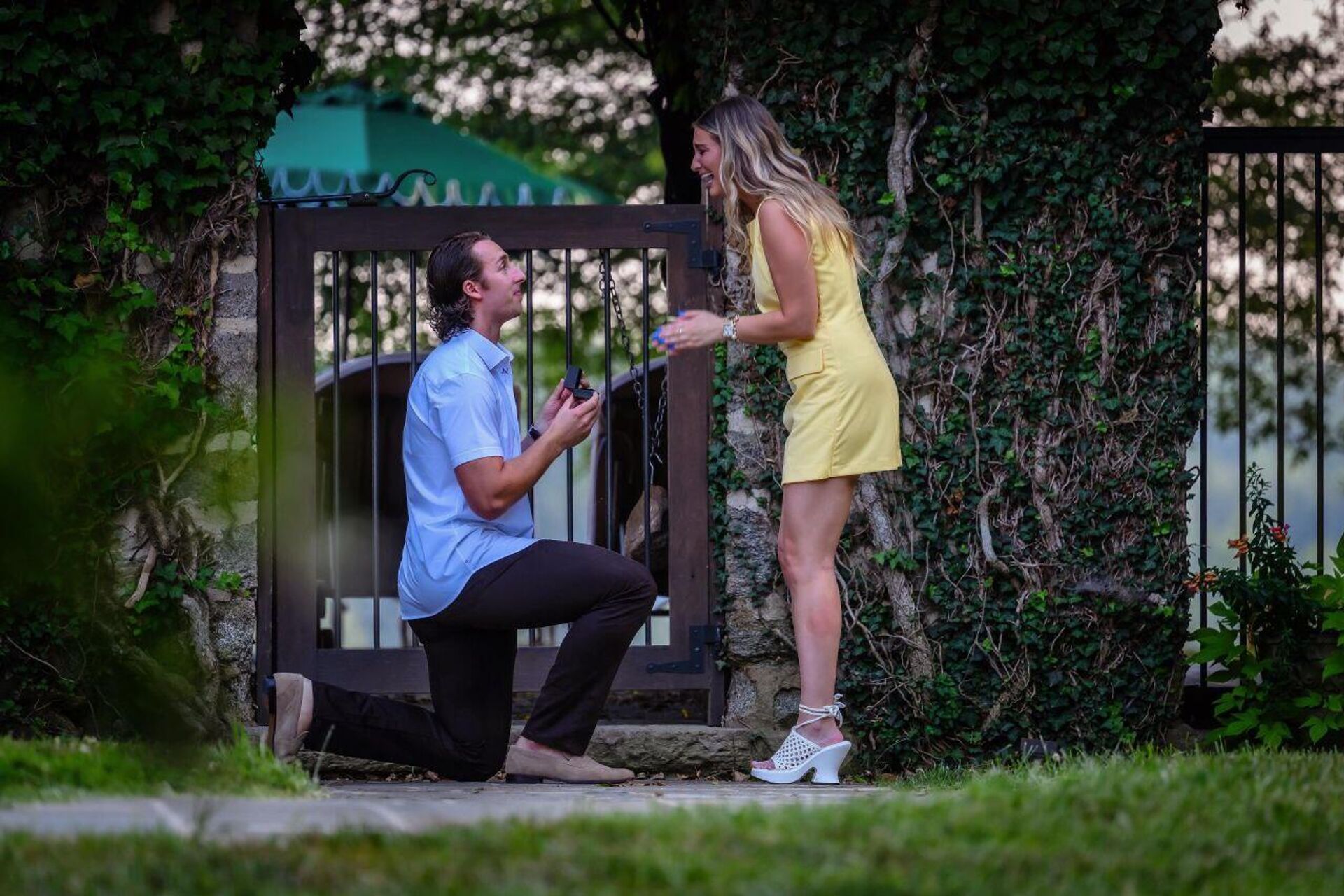 Алекс Лимож делает предложение невесте Эве - Sputnik Беларусь, 1920, 07.10.2025