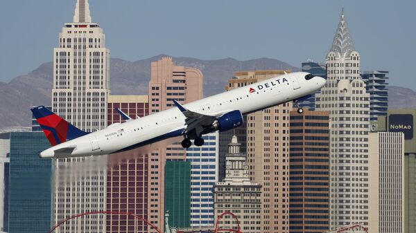 Самолет Airbus A-321 авиакомпании Delta Airlines вылетает из международного аэропорта Лас-Вегаса - Sputnik Беларусь