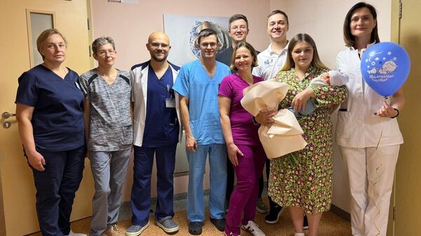 Бригада медиков с пациенткой перед выпиской - Sputnik Беларусь