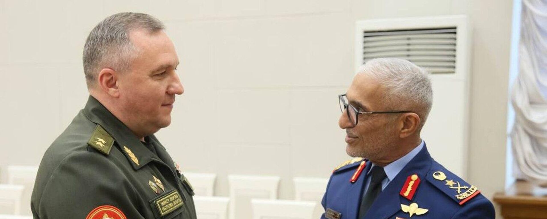Министр обороны Беларуси Виктор Хренин и начальник генштаба ВС ОАЭ Исса Сейф Альмазруи - Sputnik Беларусь, 1920, 09.10.2025