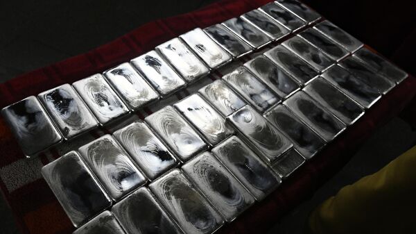 Тележка со свежевыплавленными мерными слитками серебра, архивное фото - Sputnik Беларусь