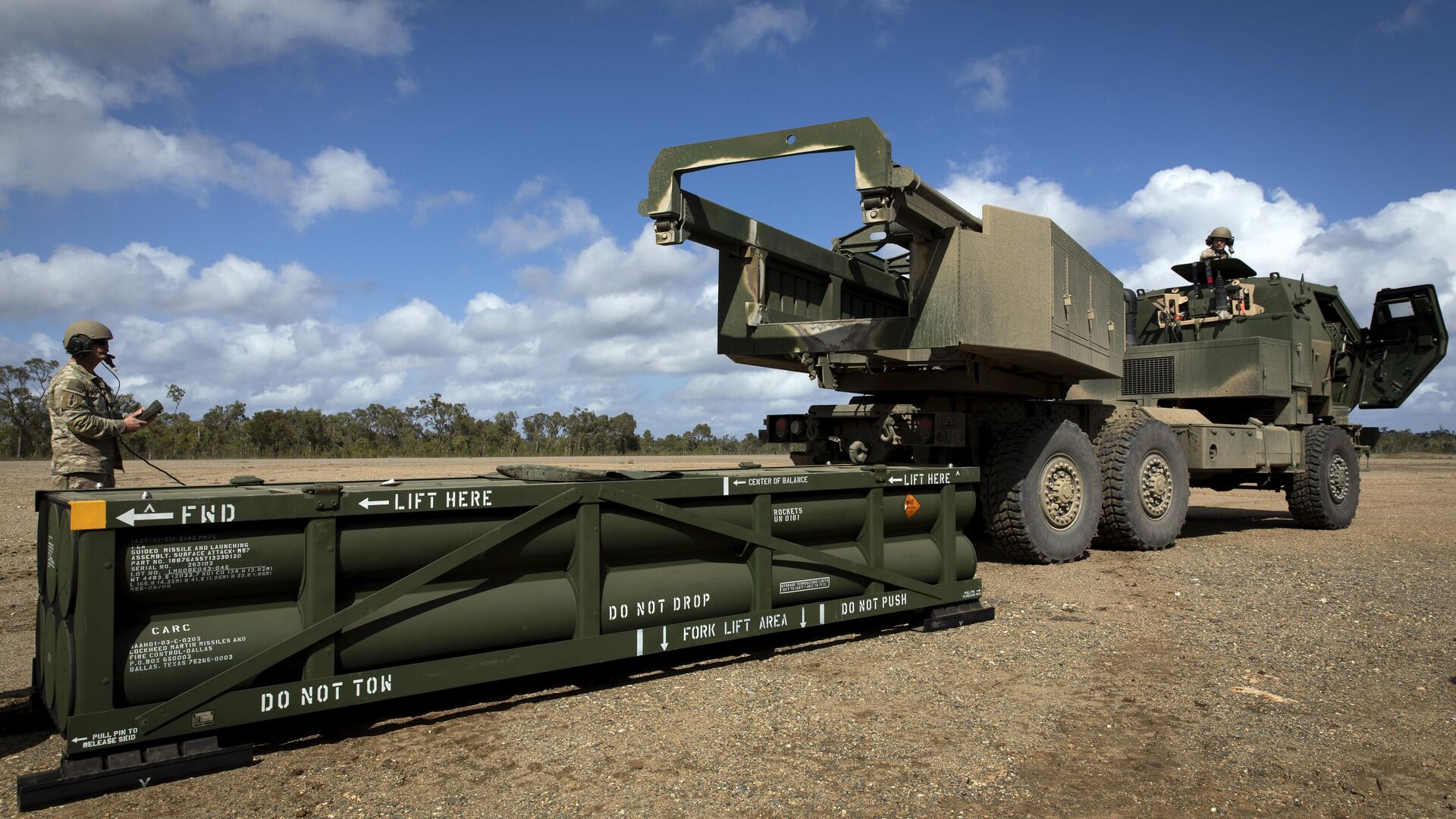 Загрузкі вайсковай тактычнай ракетнай сістэмы (ATACMS) на высокамабільную артылерыйскую ракетную сістэму (HIMARS) - Sputnik Беларусь, 1920, 10.10.2025