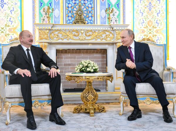 9 октября 2025 года. Путин и президент Азербайджана Ильхам Алиев во время встречи в Правительственной резиденции в Душанбе.
