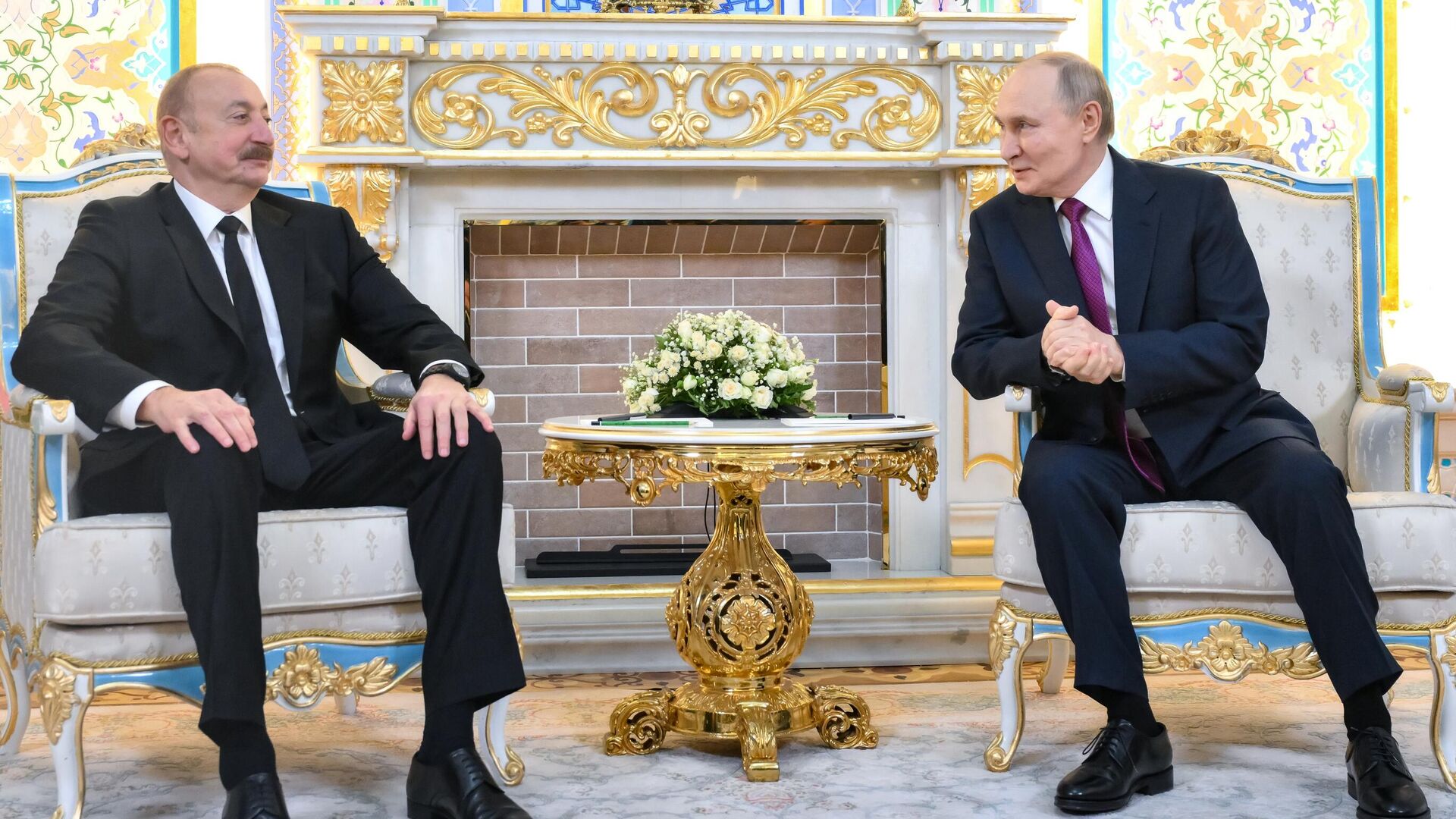 Прэзідэнт РФ Уладзімір Пуцін і прэзідэнт Азербайджана Ільхам Аліеў (злева) падчас сустрэчы ва Урадавай рэзідэнцыі ў Душанбэ - Sputnik Беларусь, 1920, 10.10.2025