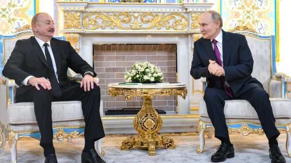 Прэзідэнт РФ Уладзімір Пуцін і прэзідэнт Азербайджана Ільхам Аліеў (злева) падчас сустрэчы ва Урадавай рэзідэнцыі ў Душанбэ - Sputnik Беларусь