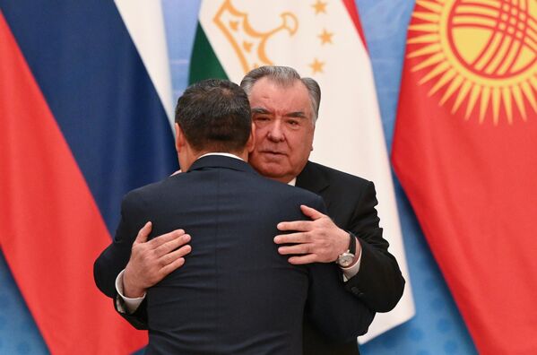 10 октября 2025 года. Рахмон (справа) и президент Кыргызстана Садыр Жапаров.