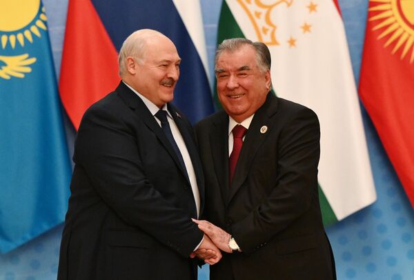10 октября 2025 года. Лукашенко  и Рахмон на церемонии приветствия перед началом заседания Совета глав государств СНГ.