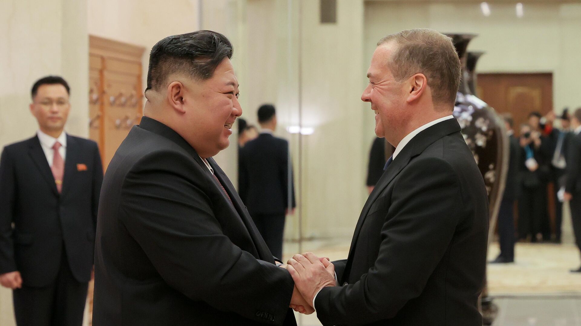Медведев передал Ким Чен Ыну письмо его деда Сталину Медведев передал Ким Чен Ыну письмо его деда Сталину