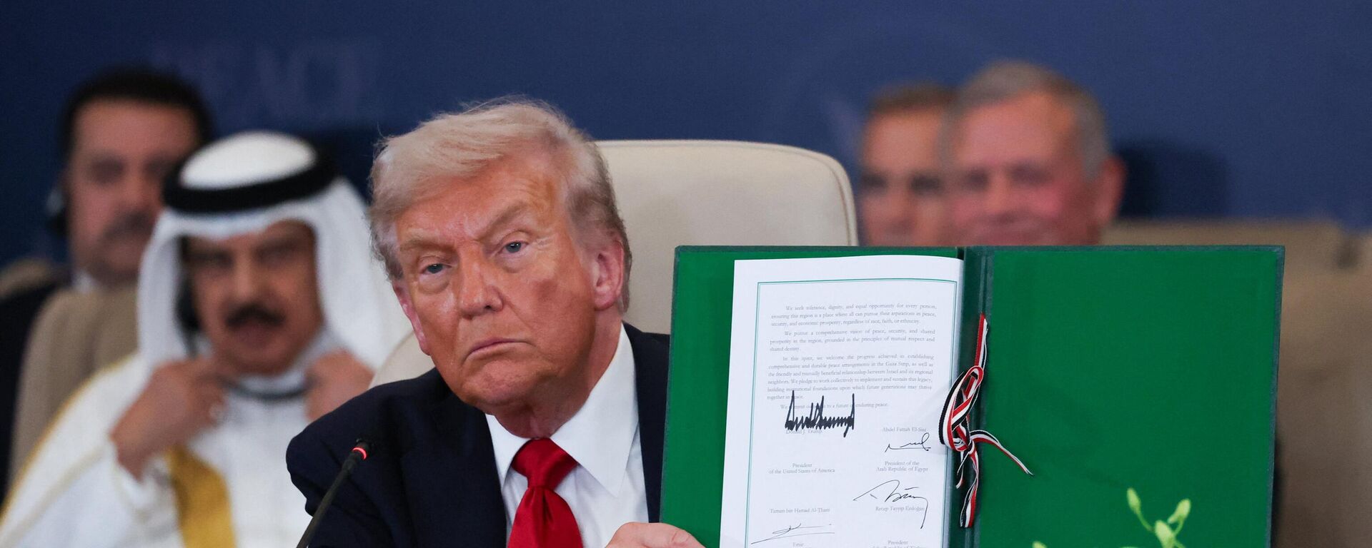 Трамп подписал мирную сделку по Газе  - Sputnik Беларусь, 1920, 13.10.2025