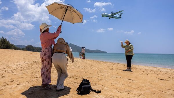 Самолет во время захода в аэропорт Пхукета - Sputnik Беларусь