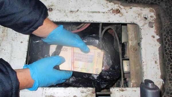 Найденные в тайнике деньги - Sputnik Беларусь