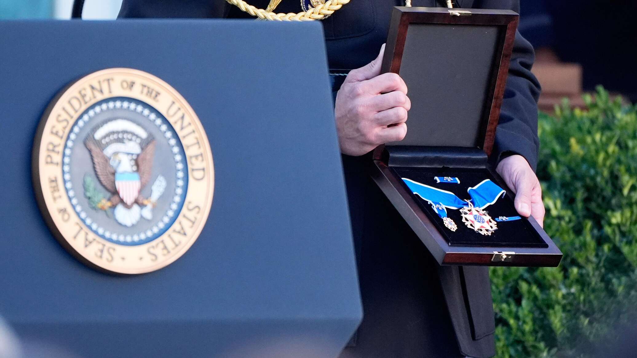Трамп посмертно наградил активиста Кирка медалью