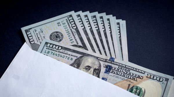 Конверт с долларовыми купюрами - Sputnik Беларусь