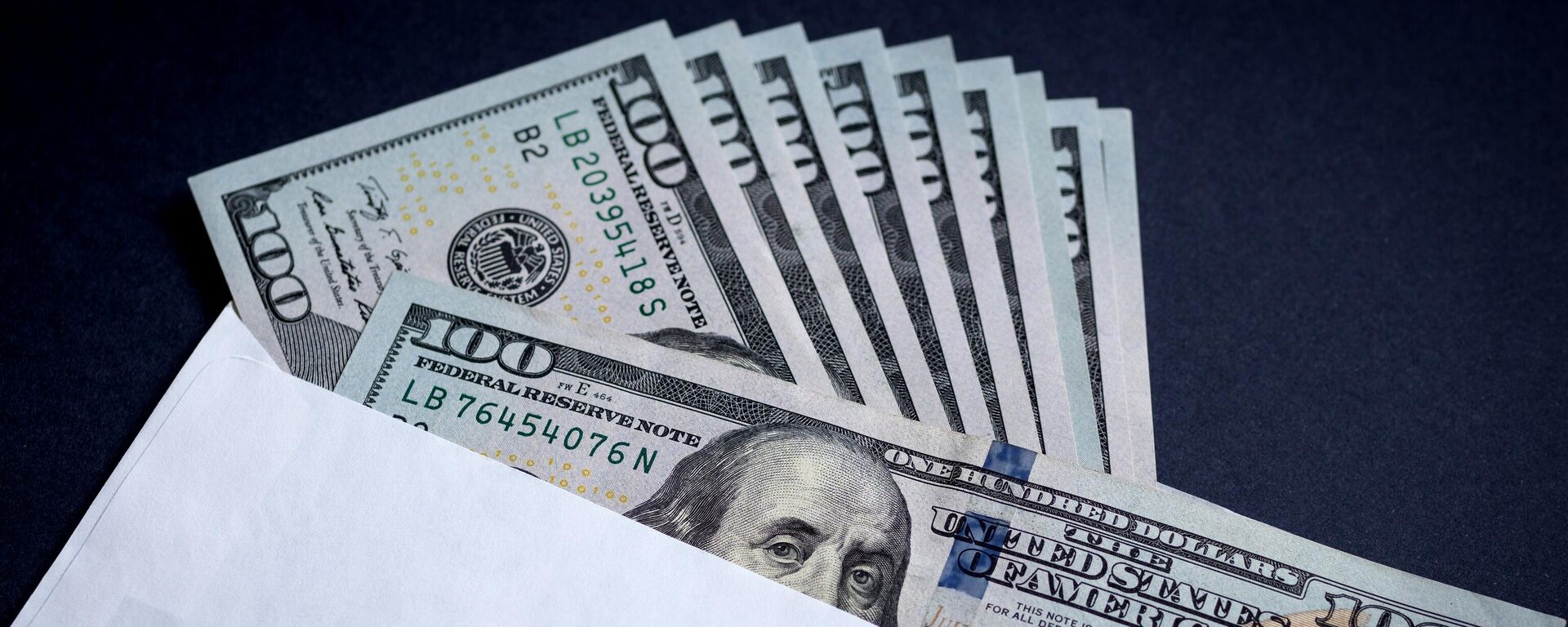 Канверт з доларавымі купюрамі - Sputnik Беларусь, 1920, 28.03.2026