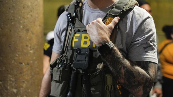 Агент ФБР стоит рядом с сотрудниками полиции - Sputnik Беларусь