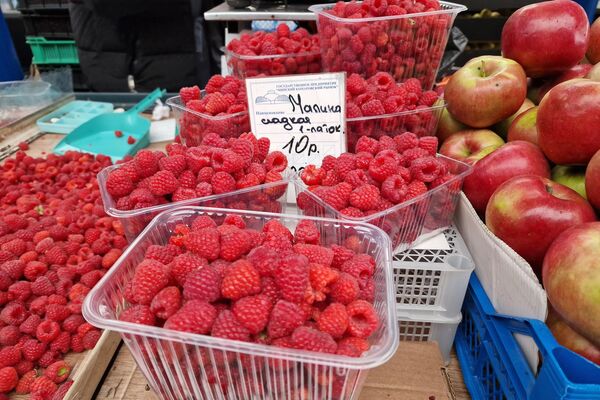 Ягоды на Комаровском рынке - Sputnik Беларусь